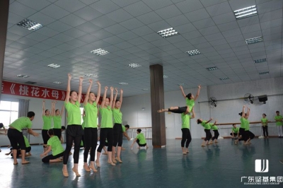 河源市委常委、宣傳部部長吳善平視察堅(jiān)基迎“三節(jié)”暨《桃花水母》開演準(zhǔn)備工作